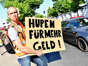 Juni 2023: Ein Mitarbeiter einer Berliner Süßwarenfirma steht bei einem Warnstreik vor der Niederlassung von Bahlsen.
