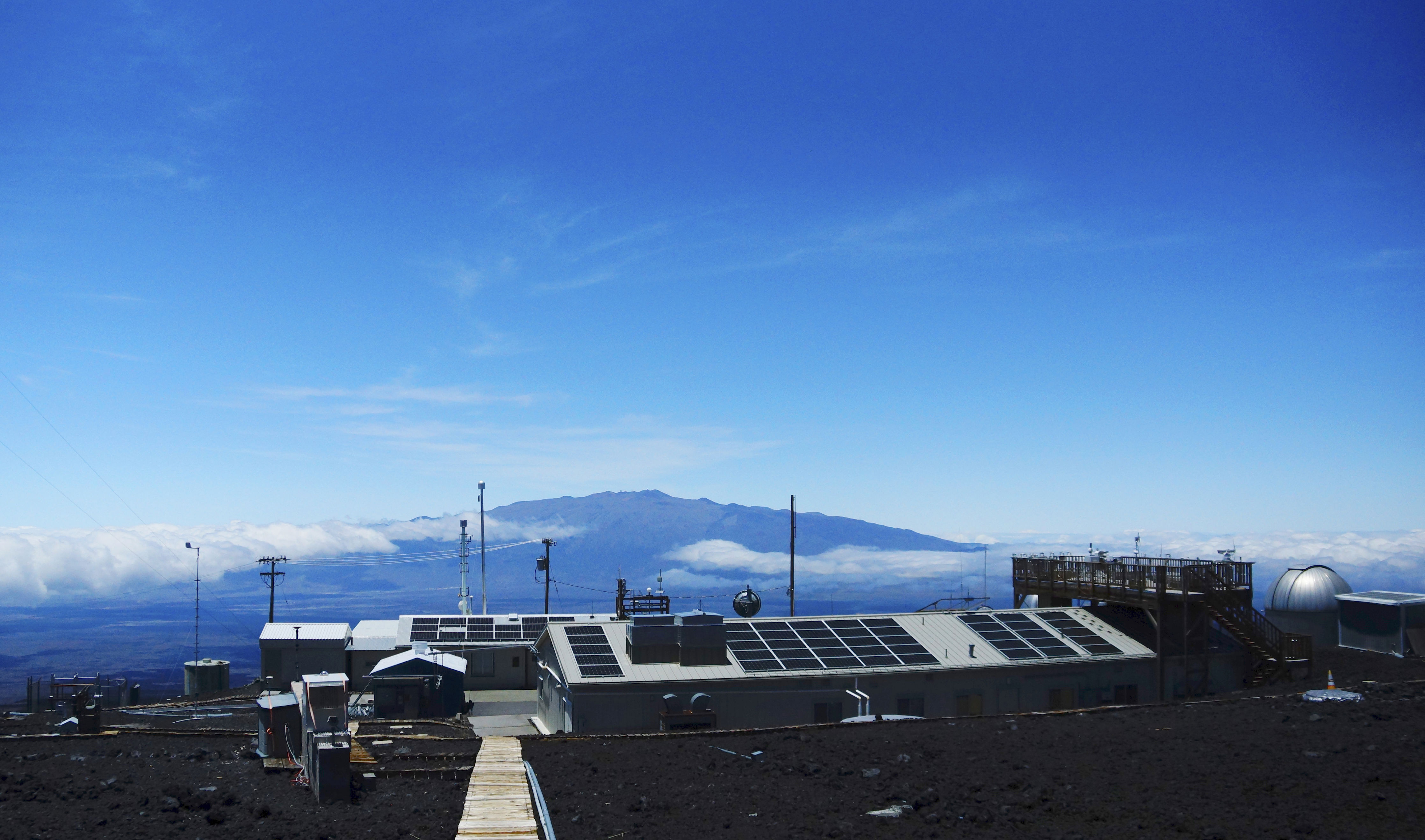 hawaii’s mauna loa observatory just captured ominous signals about the planet’s health