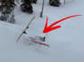 Un skieur atterrit tête la première dans la neige en tentant un saut incroyable