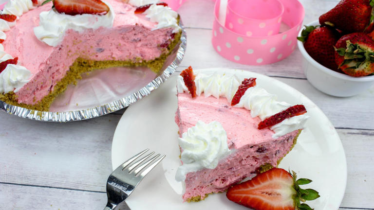 This No-bake Strawberry Pie Is So Simple To Make! Strawberry Icebox Pie