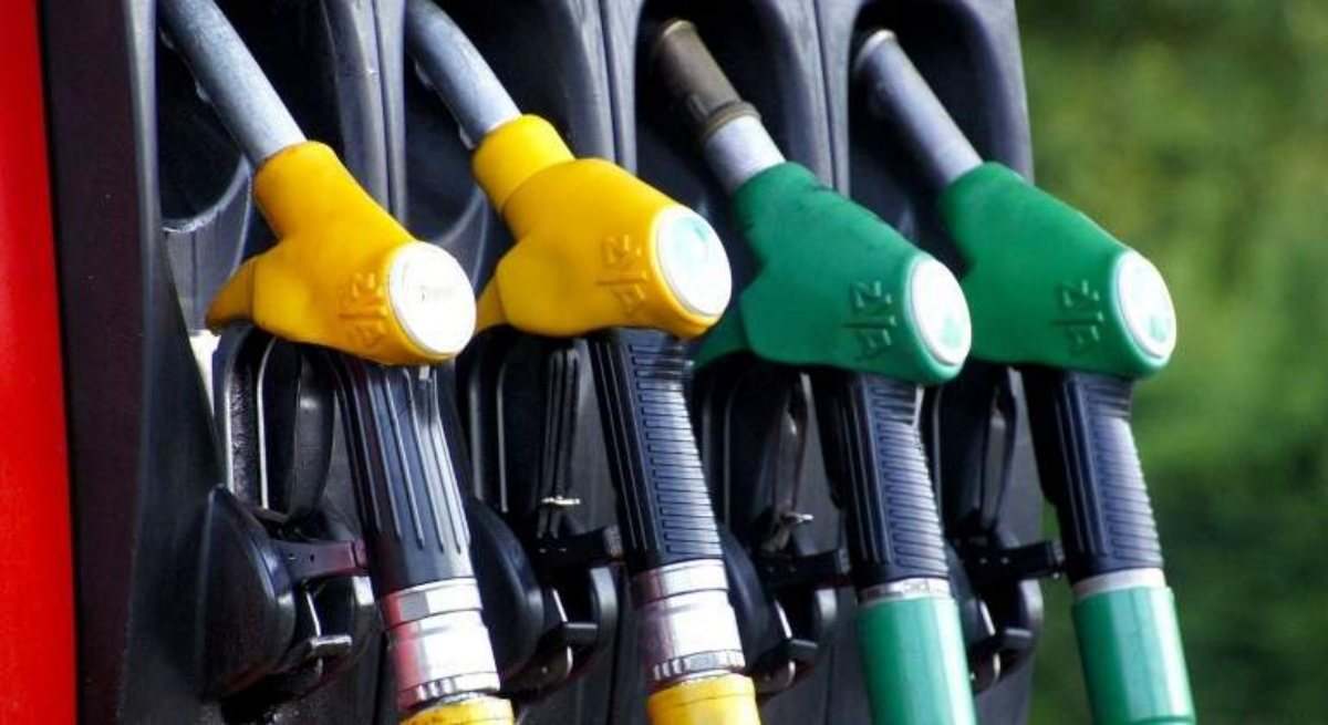 los impuestos pierden peso en el precio del carburante pese a los compromisos ambientales