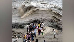 Des touristes surpris par les eaux déchaînées d'un fleuve en crue