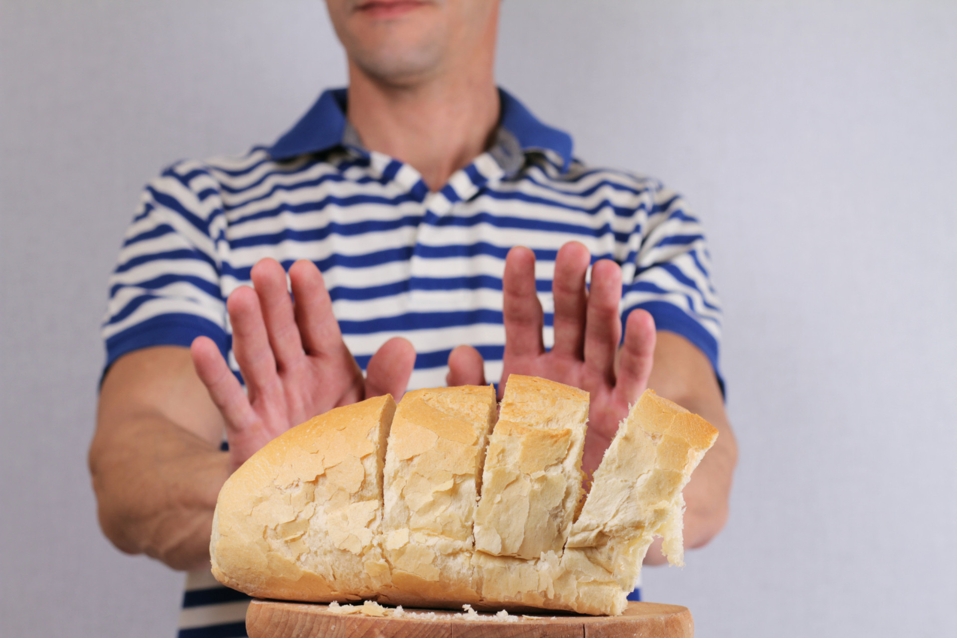 Кидать хлеб. Хлеб. Человек хлеб. Хлеб вреден. Отказ от хлебобулочных изделий.