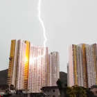 Spektakulär video visar när blixt träffar lägenhet i Hongkong