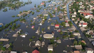 Devastation in Kherson leaves streets flooded