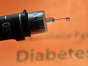Ein Tropfen Insulin hängt an der Nadel einer wiederverwendbaren Spritze, einem sogenannten Pen, für Diabetiker.