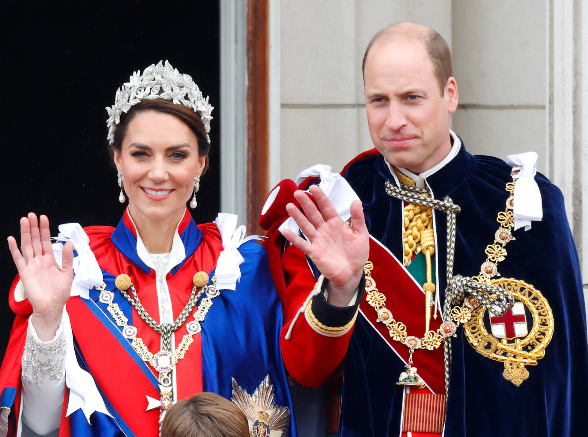 <p>Der erste in der Thronfolge ist Prinz William, er wird also König werden. Seine Frau, Catherine "Kate", Fürstin von Wales, wird als Königin-Gemahlin neben ihm auf dem Thron sitzen.</p>