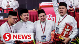 The Umno Youth meeting on Thursday (June 8) got off to a teary start for the sons of former Umno president Datuk Seri Najib Razak.A short video clip depicting the life and achievements of Najib was shown before the Anugerah Tokoh Pemuda 2023 award was presented to Datuk Nizar Mohd Najib and Datuk Mohd Nazifuddin Najib.Read more at https://shorturl.at/yHOQZWATCH MORE: https://thestartv.com/c/newsSUBSCRIBE: https://cutt.ly/TheStarLIKE: https://fb.com/TheStarOnline