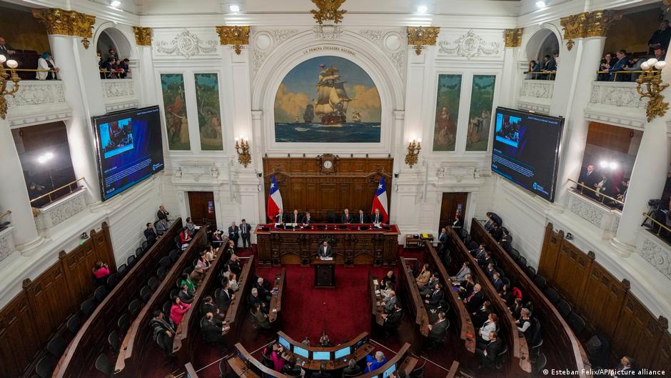 chile: coalición gobernante desistiría de nueva constitución