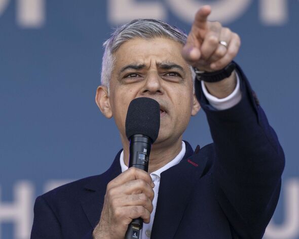 sadiq khan vows to fight plan to house migrants at docks
