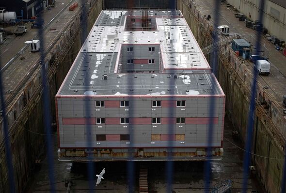 sadiq khan vows to fight plan to house migrants at docks