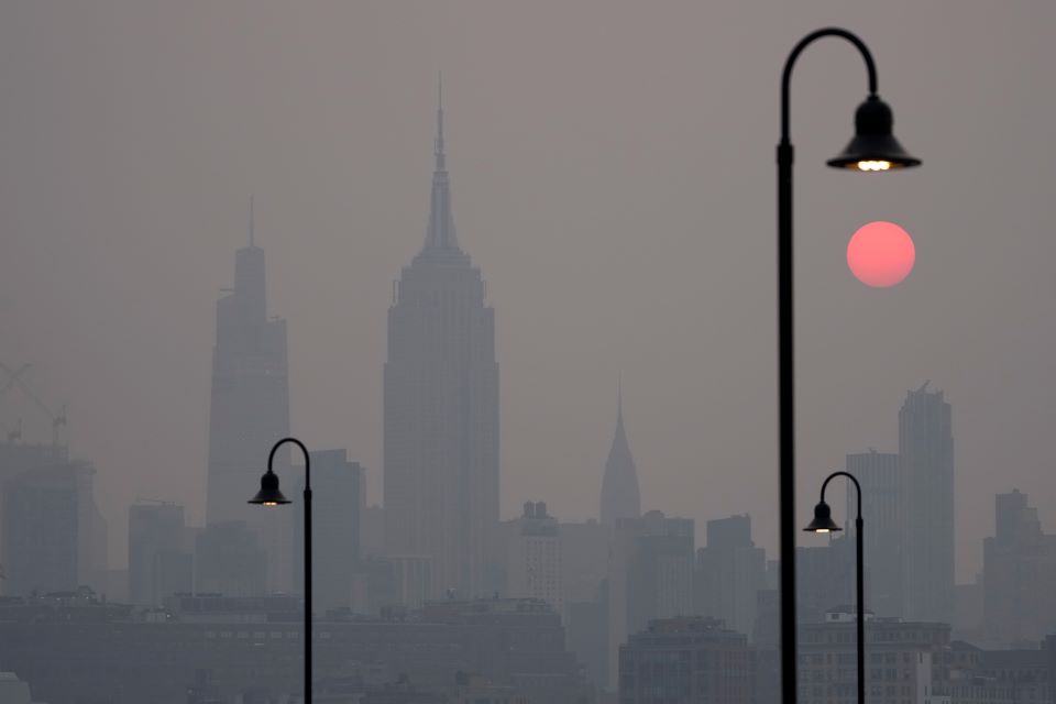 h ποιότητα του αέρα στη nέα υόρκη «η χειρότερη στον κόσμο» – πώς ο καπνός σκέπασε την πόλη σε 3 ώρες