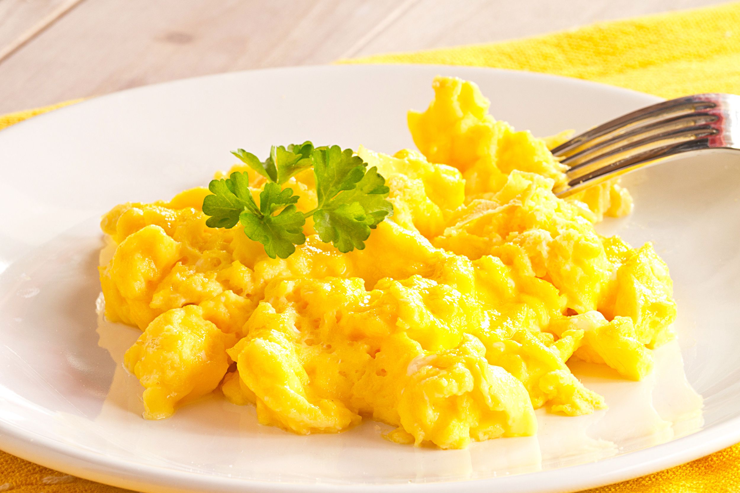 Scrambled eggs. Яичница Скрэмбл. Скрэмбл ЭГГ. Яичница болтунья и Скрэмбл. Омлет Скрэмбл.