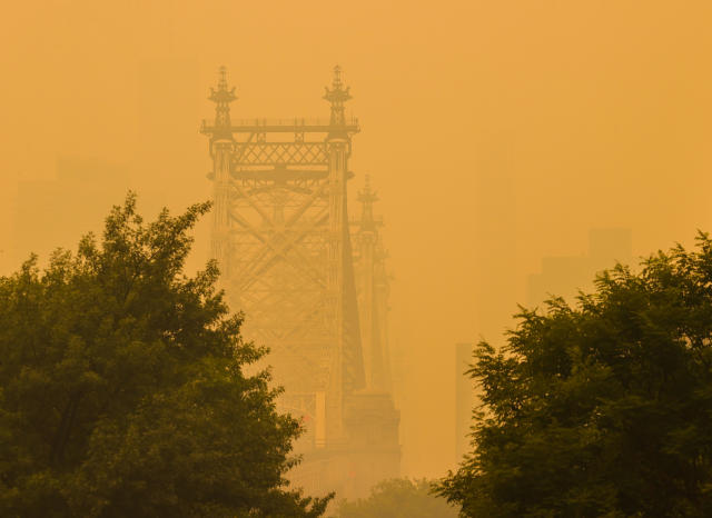 Yangından çıkan dumanlar New York''u kırmızıya çevirdi! Milyonlarca kişi nefes almakta zorlanıyor