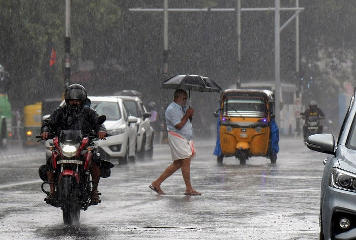 Thiruvananthapuram: Commuters on a road amid rainfall, in Thiruvananthapuram, Wednesday, June 7, 2023. Cyclone 'Biparjoy' over the Arabian Sea has rapidly intensified into a severe cyclonic storm, with meteorologists predicting a "mild" monsoon onset over Kerala. (PTI Photo)                       (PTI06_07_2023_000132B)
