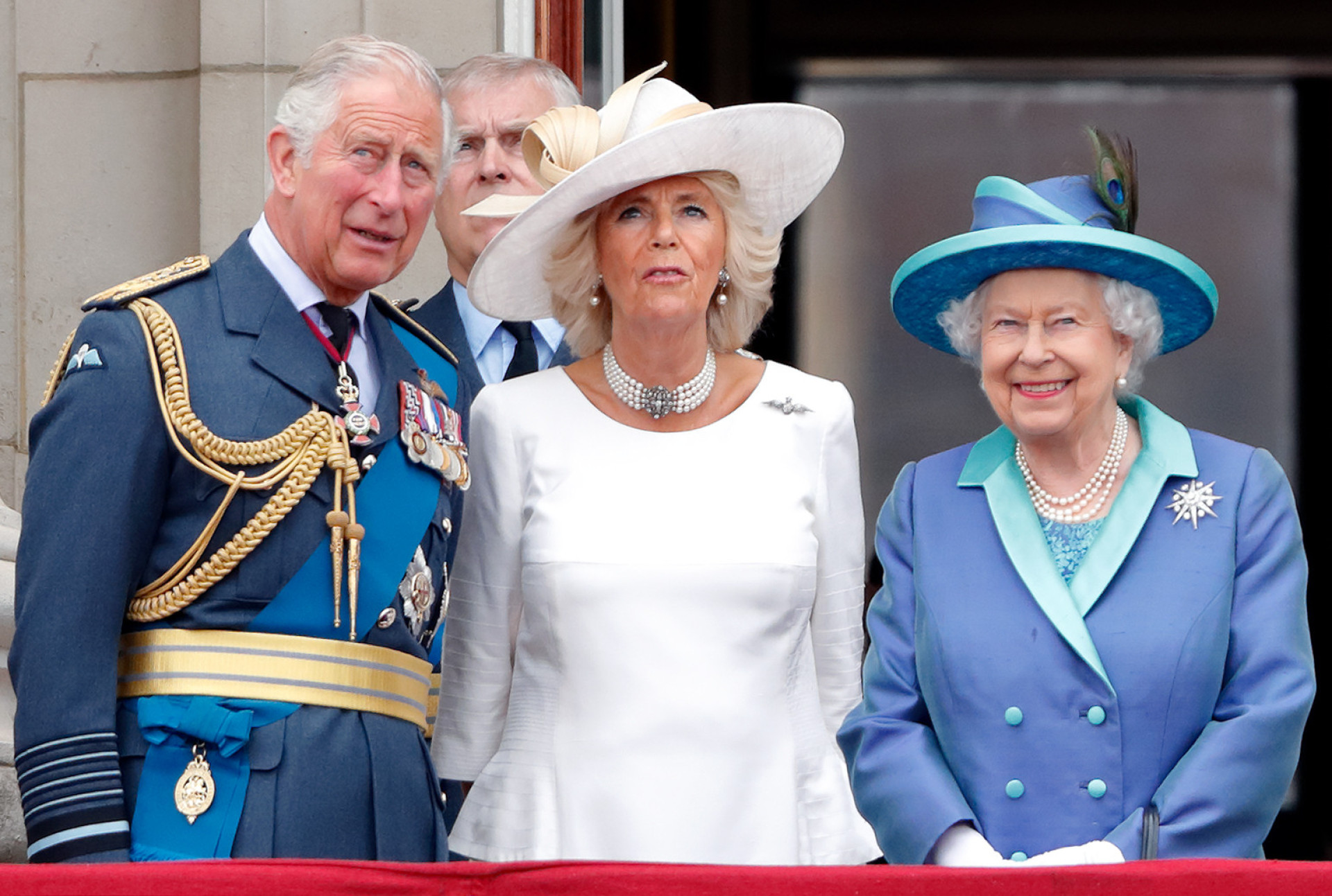 <p>Bevor sie starb, sorgte Königin Elisabeth II. dafür, dass ihre Zustimmung in einem Brief festgehalten wurde, den sie im Februar 2022 schrieb. Die verstorbene Königin gab Camilla ihren Segen, Königin-Gemahlin zu werden.</p>