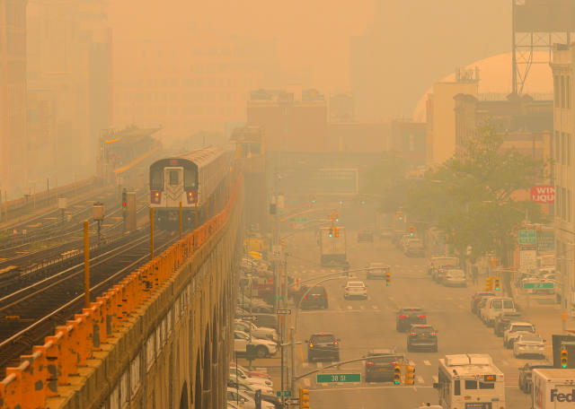 Yangından çıkan dumanlar New York''u kırmızıya çevirdi! Milyonlarca kişi nefes almakta zorlanıyor