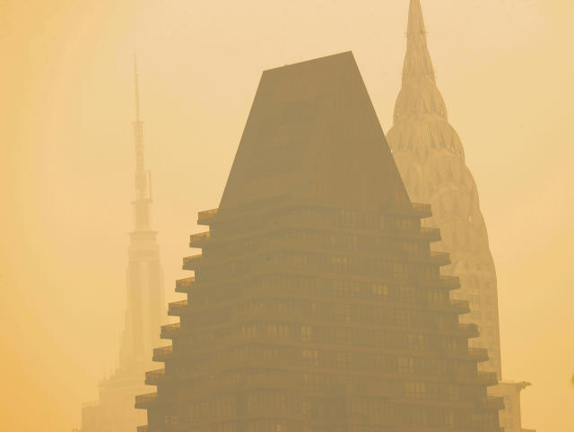 Yangından çıkan dumanlar New York'u kırmızıya çevirdi! Milyonlarca kişi nefes almakta zorlanıyor