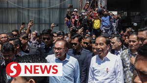 Indonesian president Joko Widodo received a rockstar welcome during his visit to Pasar Chow Kit on Jalan Raja Alang in Kuala Lumpur on Thursday (June 8).Many Indonesians gathered from early in the morning just to get a glimpse of their president Jokowi as he is fondly known.Read more at https://shorturl.at/mAHMPWATCH MORE: https://thestartv.com/c/newsSUBSCRIBE: https://cutt.ly/TheStarLIKE: https://fb.com/TheStarOnline