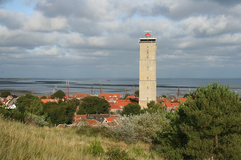 Uma das principais ilhas frísias é Terschelling. Com cerca de 5 mil habitantes, sua economia se concentra em turismo, agricultura e pesca.
