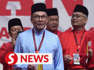 Although 25 years have passed since he left Umno, the lyrics of the party song remain fresh in the memory of Prime Minister Datuk Seri Anwar Ibrahim.The former Umno deputy president said this on Friday (June 9) after attending the Umno general assembly for the first time since 1998 after his sacking from the party.Read more at https://tinyurl.com/3j3vn336WATCH MORE: https://thestartv.com/c/newsSUBSCRIBE: https://cutt.ly/TheStarLIKE: https://fb.com/TheStarOnline