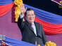 Thủ tướng Campuchia Samdech Techo Hun Sen vẫy tay chào người hâm mộ trước buổi lễ bế mạc Para Games 12 - Ảnh: BTV Cambodia