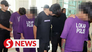 Four teenagers, three of them underaged, pleaded not guilty at the Klang Magistrates Court on Friday (June 9), for allegedly beating up a homeless man. 19-year-old Chan Jia Jing and the three who are all 16-year-olds, denied to have allegedly used a metal baseball bat to beat-up 67-year-old P. Tharmarlingam in Port Klang on May 8. Read more at https://rb.gy/igosrWATCH MORE: https://thestartv.com/c/newsSUBSCRIBE: https://cutt.ly/TheStarLIKE: https://fb.com/TheStarOnline