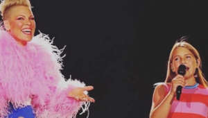 Pink chante avec sa fille lors de la première soirée de sa tournée européenne