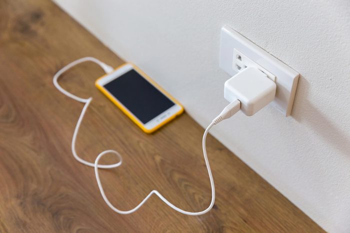 01_charger_Things-to-Always-Bring-to-Your-Vacation-Rental-Home-for-a-Successful-Trip_529654441_2p2play