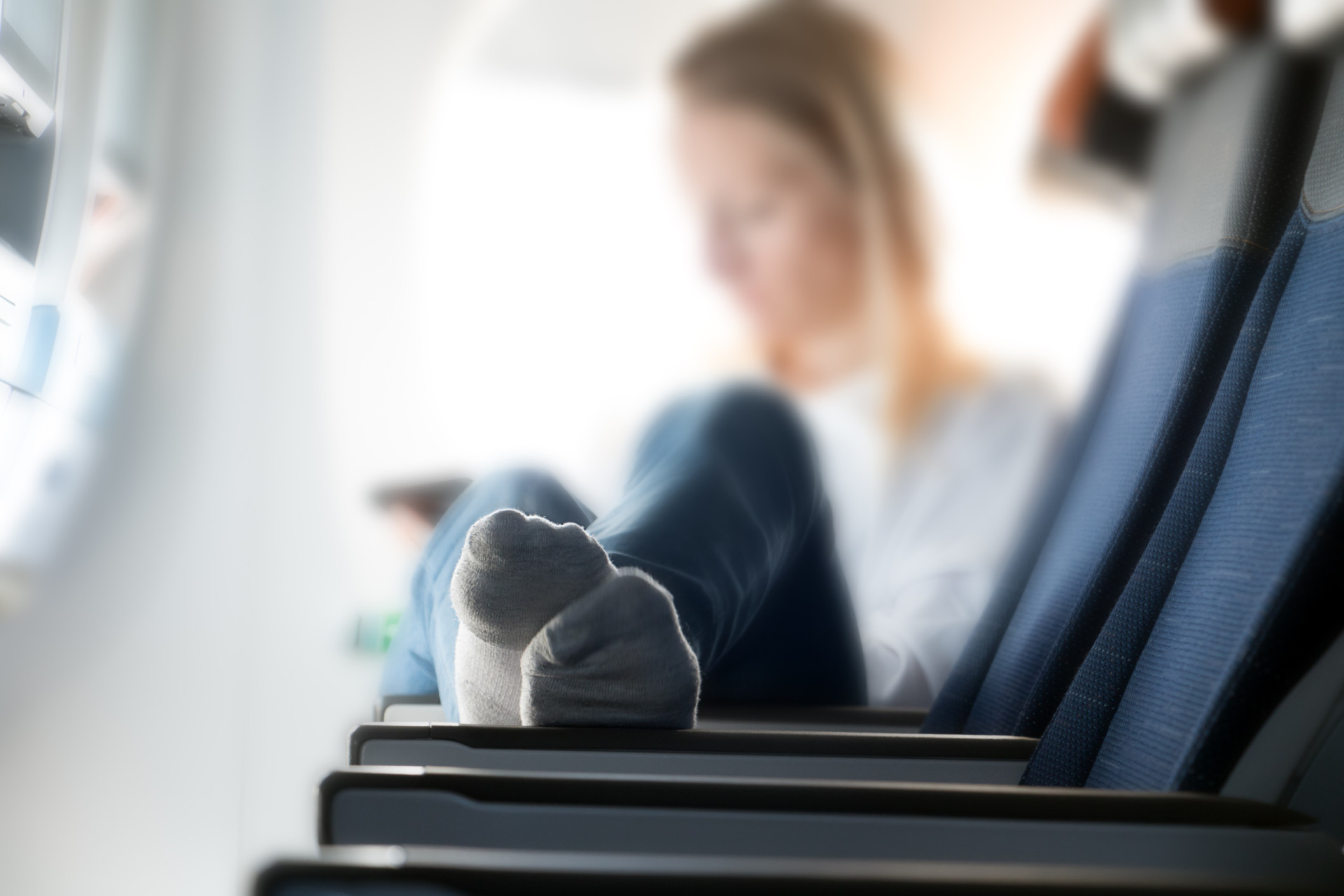 <p>Prendre l'avion peut faire gonfler les pieds, alors quel soulagement d'enlever ses chaussures pour les laisser "respirer"! Mais l'avion est un lieu public et vous ne serez pas apprécié si vous commencez à remplir la cabine d'odeurs de pieds moites. Et, s'il vous plaît, n'enlevez jamais vos chaussettes.</p>