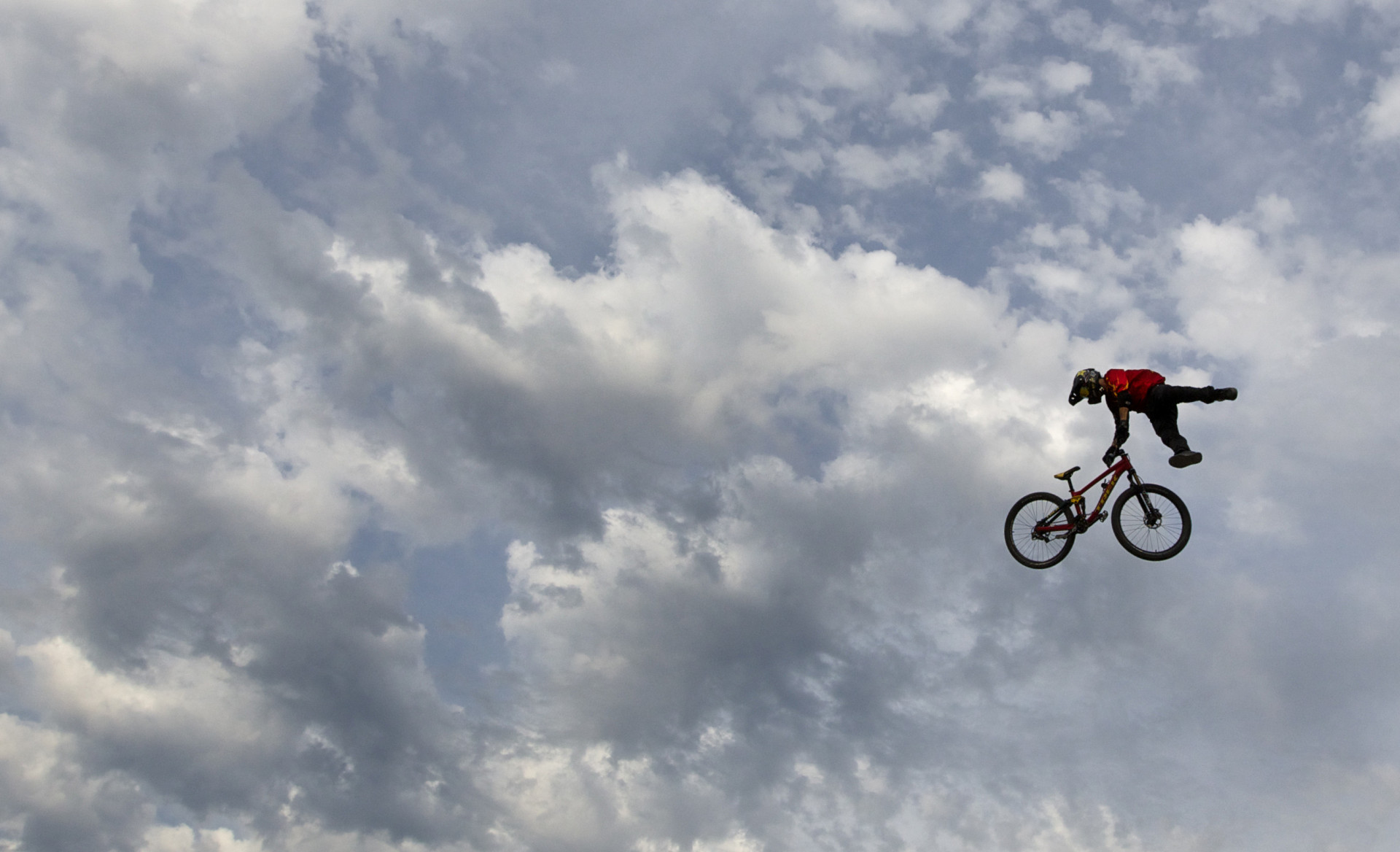 Un concurrent vole haut dans le ciel lors du Red Bull Joyride, à l'occasion du festival de VTT de Crankworx, à Whistler, en Colombie-Britannique.