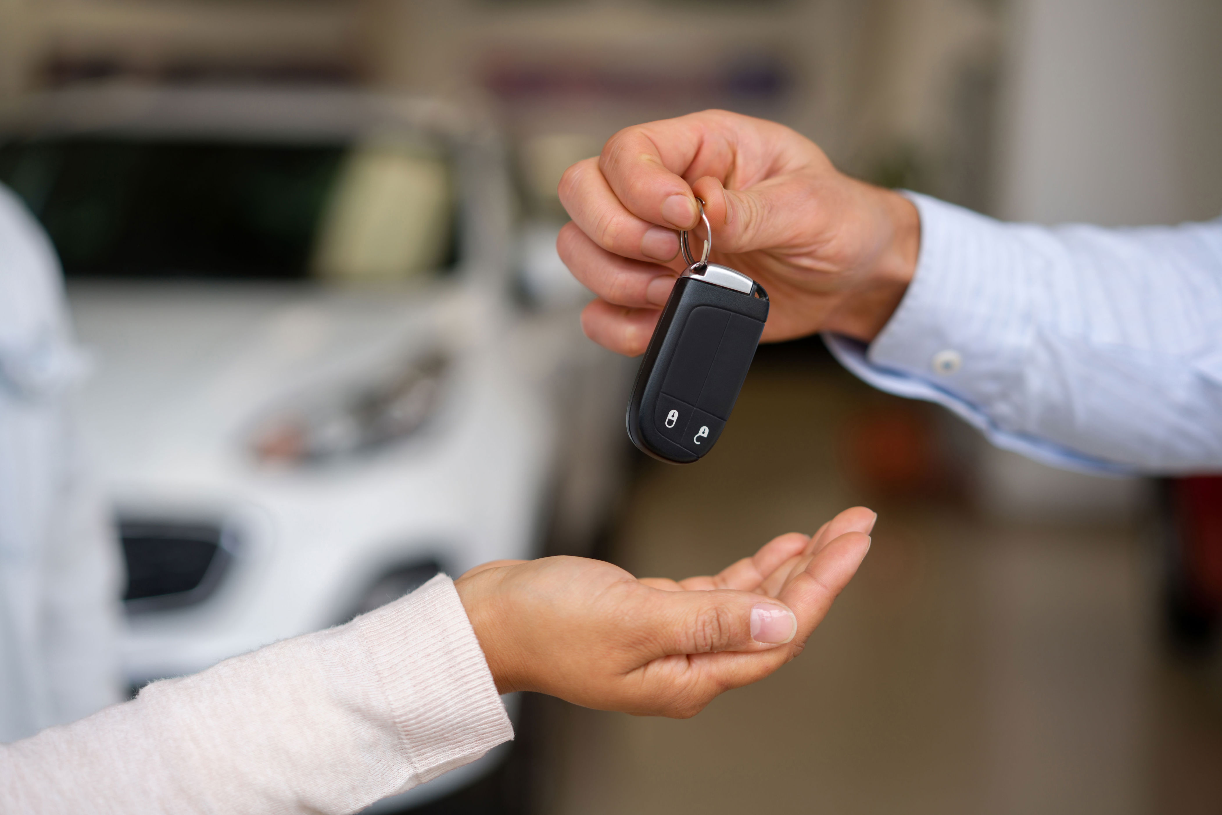 ¿dónde es mejor comprar un carro usado? los riesgos y ventajas entre vendedores privados y concesionarios