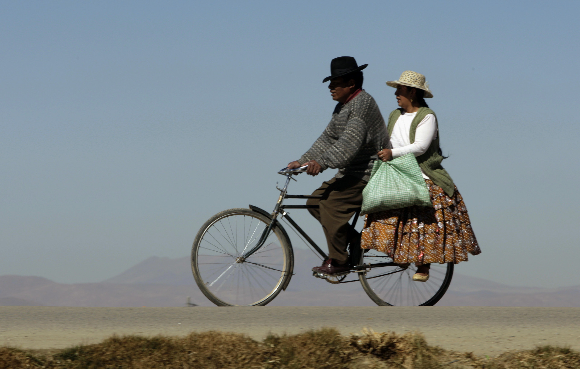 Un couple de Boliviens se promène à vélo dans l'Alto, à la périphérie de La Paz.