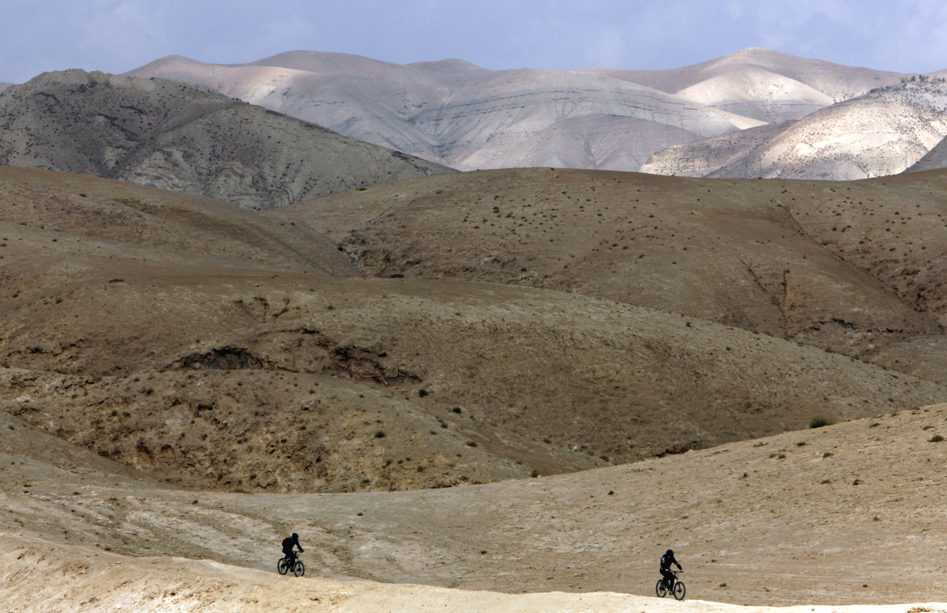 Des Israéliens font du vélo dans le désert de Judée, près de la ville de Jéricho, en Cisjordanie.