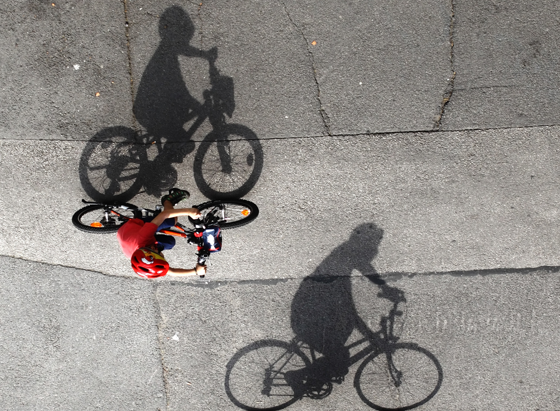 Une femme et un enfant projettent leurs ombres sur le sol par une journée ensoleillée, à Vienne.
