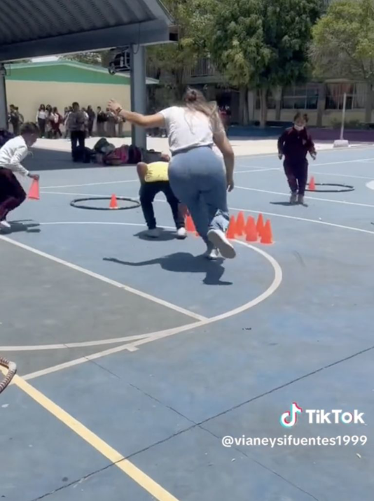 Maestra da clases de educación física en primaria. Foto: Tik Tok