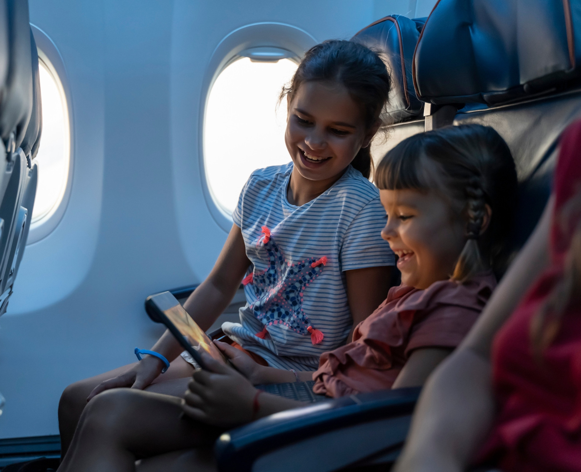 <p>Les enfants ont un seuil d'ennui notoirement bas, et un long vol peut vraiment mettre leur patience à rude épreuve. Préparez-vous à les occuper et veillez à ce qu'ils ne dérangent pas les autres passagers, par exemple en donnant des coups de pied dans le siège devant eux.</p>