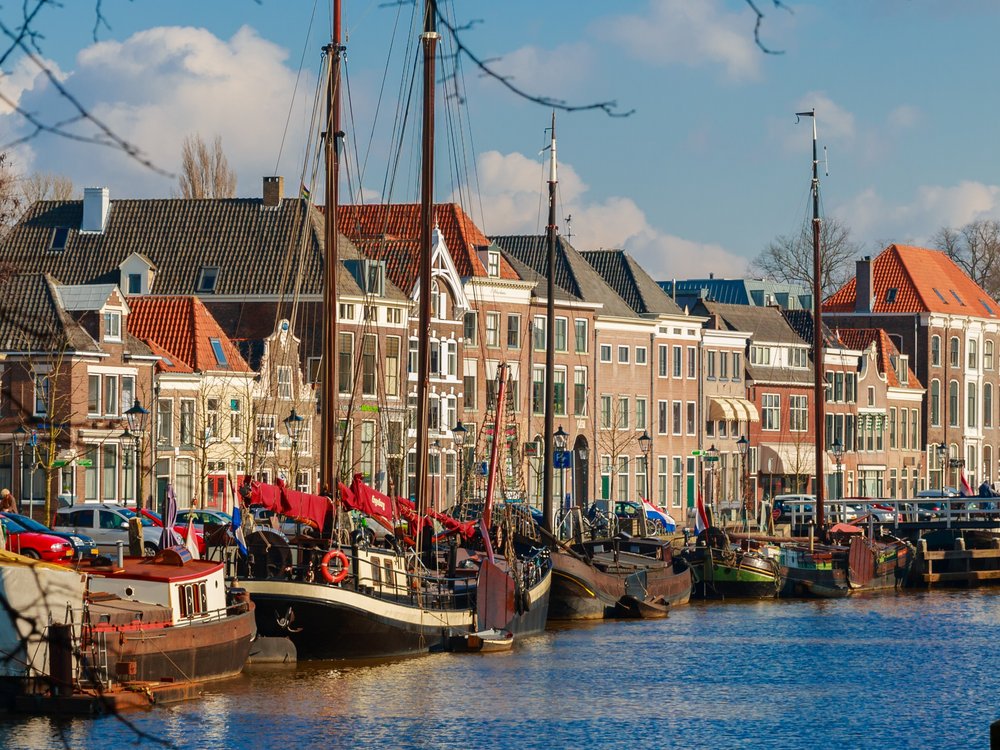 <p>Zwolle is a Hanseatic city that scores with a medieval center. Only one city gate of the former fortification remains. In July, there is a lot going on every year, because then the Blauwvingerdagen takes place. 450 stalls attract visitors to the market with regional products.</p>