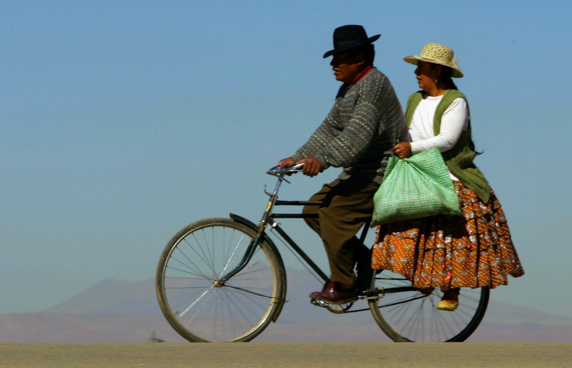 <p>C'est au XIXe siècle que la bicyclette fut inventée sur le continent européen. De nos jours, plus d'un milliard de vélos sont utilisés de par le monde, au travail, dans le sport, comme loisir ou mode de transport.</p><p>Faites le tour de nos images pour découvrir l'usage de la <a href="https://www.starsinsider.com/fr/lifestyle/539563/et-si-le-velo-boulot-dodo-remplacait-le-metro-boulot-dodo" rel="noopener">bicyclette</a> selon les pays et les coutumes.</p><p>Tu pourrais aussi aimer:<a href="https://www.starsinsider.com/n/237882?utm_source=msn.com&utm_medium=display&utm_campaign=referral_description&utm_content=311388v1"> Banksy: tour du monde de ses plus beaux graffitis</a></p>