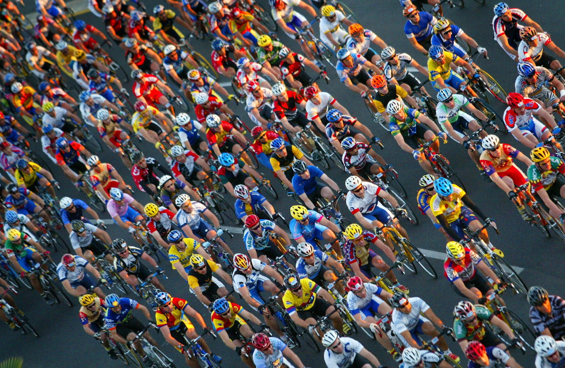 L'aube se lève alors que près de 35 000 cyclistes participent au Circuit du Cap.
