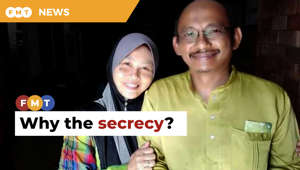 Lawyers and rights groups are questioning why the government is opposed to releasing a classified report on the disappearance of activist Amri Che Mat. Read More: https://www.freemalaysiatoday.com/category/nation/2023/06/10/what-is-govt-hiding-in-amri-case-say-rights-groups/Laporan Lanjut: https://www.freemalaysiatoday.com/category/bahasa/tempatan/2023/06/10/apa-yang-kerajaan-sembunyikan-dalam-kes-amri-kata-kumpulan-hak-asasi-manusia/Free Malaysia Today is an independent, bi-lingual news portal with a focus on Malaysian current affairs. Subscribe to our channel - http://bit.ly/2Qo08ry ------------------------------------------------------------------------------------------------------------------------------------------------------Check us out at https://www.freemalaysiatoday.comFollow FMT on Facebook: http://bit.ly/2Rn6xEVFollow FMT on Dailymotion: https://bit.ly/2WGITHMFollow FMT on Twitter: http://bit.ly/2OCwH8a Follow FMT on Instagram: https://bit.ly/2OKJbc6Follow FMT on TikTok : https://bit.ly/3cpbWKKFollow FMT Telegram - https://bit.ly/2VUfOrvFollow FMT LinkedIn - https://bit.ly/3B1e8lNFollow FMT Lifestyle on Instagram: https://bit.ly/39dBDbe------------------------------------------------------------------------------------------------------------------------------------------------------Download FMT News App:Google Play – http://bit.ly/2YSuV46App Store – https://apple.co/2HNH7gZHuawei AppGallery - https://bit.ly/2D2OpNP#FMTNews #RamaRamanathan #SevanDoraisamy #AmriCheMat #Suhakam #SuaraRakyatMalaysia