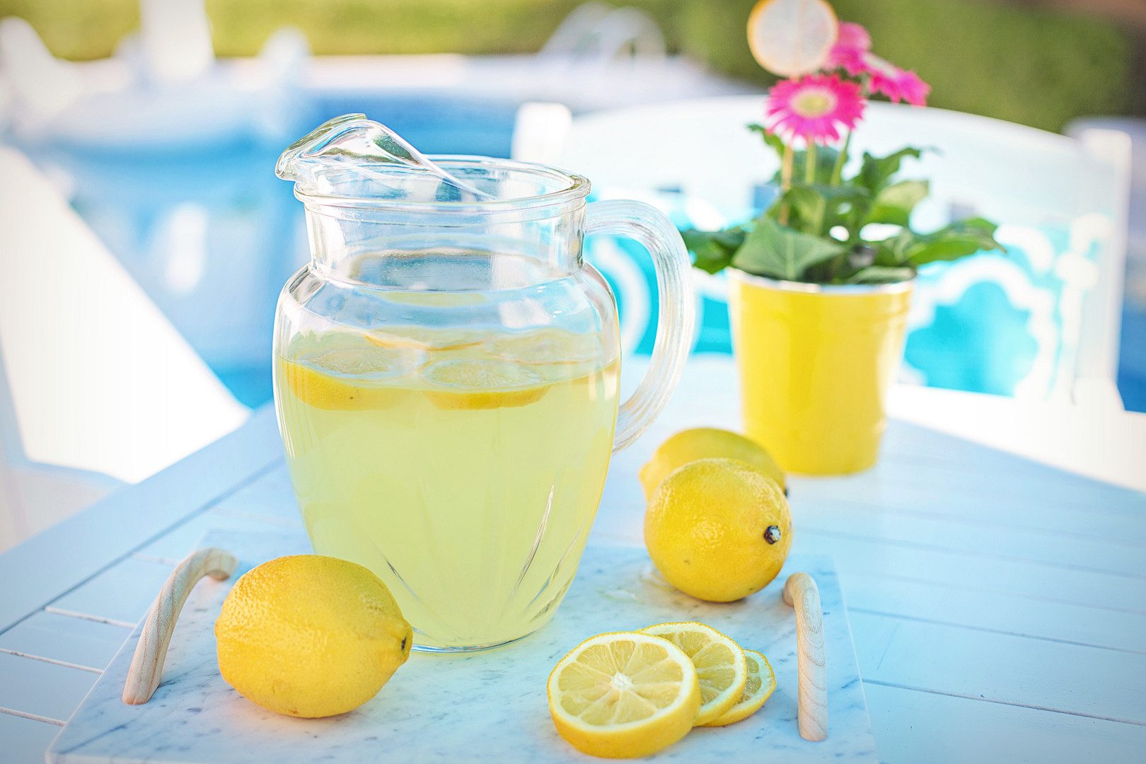 slavná americká pink lemonade se připravuje z citronů, skvěle osvěží a typicky růžovou barvu jí dodá netradiční surovina