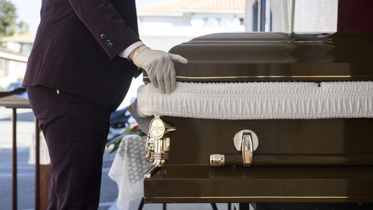 Équateur : la femme trouvée vivante dans son cercueil est finalement morte AA1cqnGZ