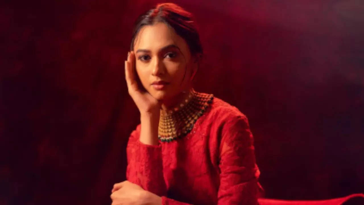 PIC! Alisha Prajapati shines bright in a ravishing scarlet