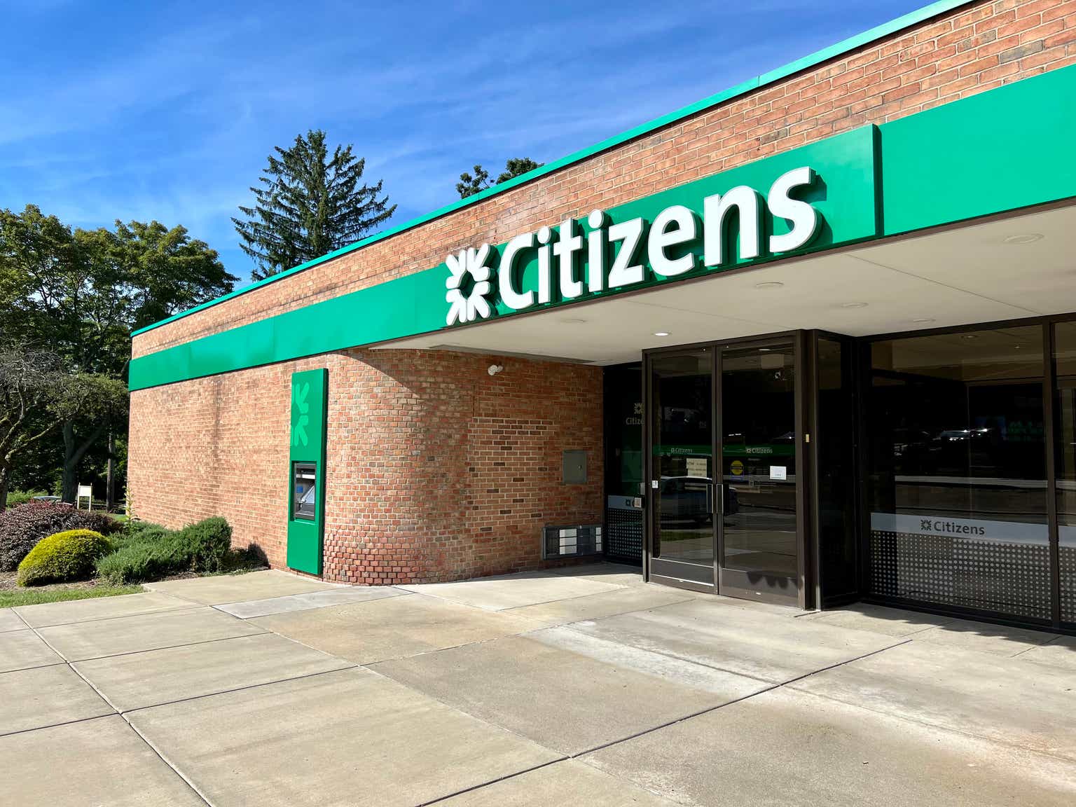 Citizens Financial Group stock gains after slight Q4 beat, lower 2025