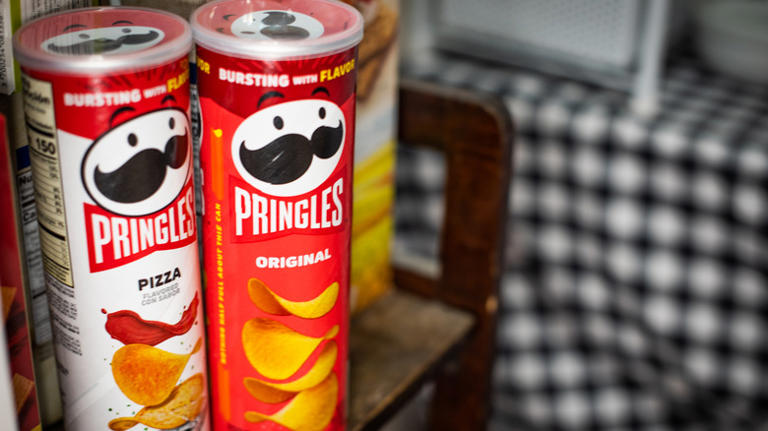 Repurpose A Pringles Can Into Paint Roller Storage