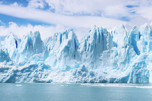 en video: usuario capta el impresionante momento en el que un iceberg emerge del mar