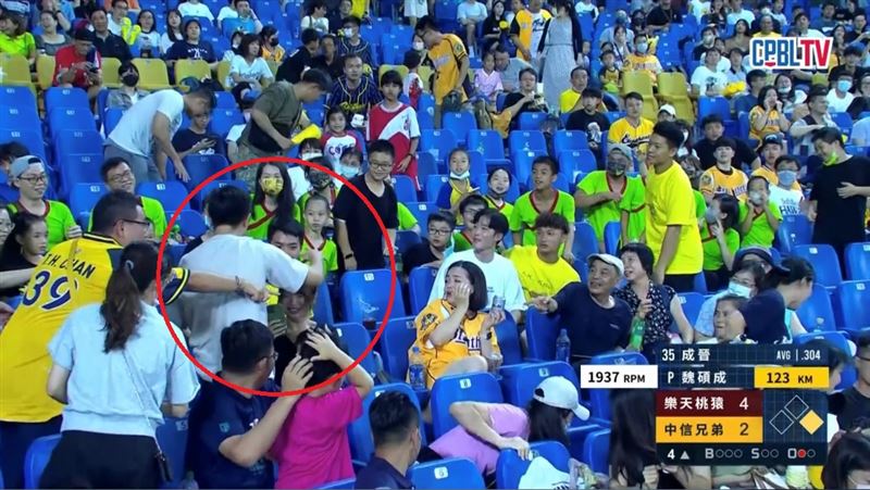 上周末一位爸爸在洲際球場「父愛爆棚」舉起手幫忙擋住，保護小朋友不被界外球打到。（圖／翻攝自CPBLTV YouTube）
