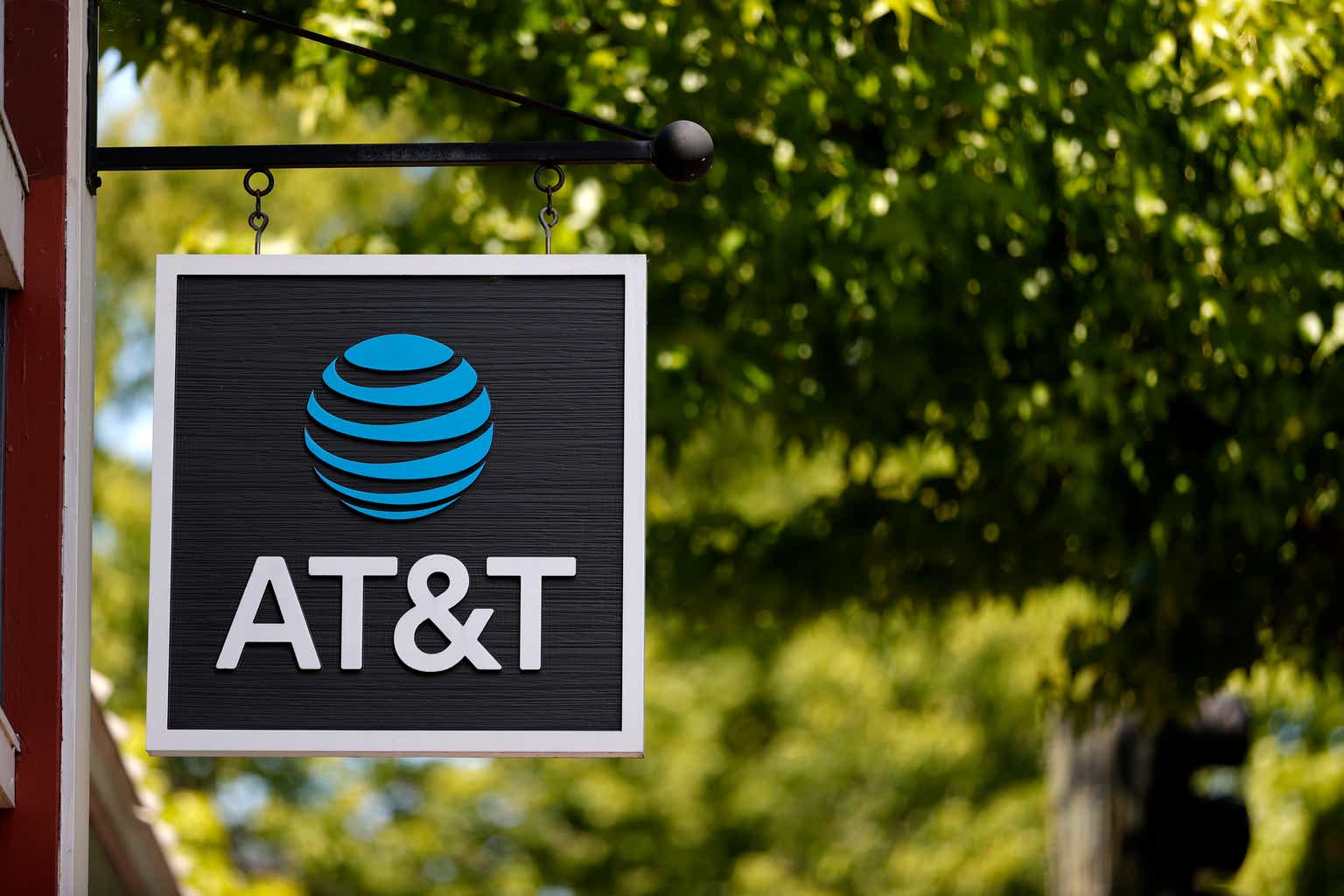 AT&T gains as analysts highlight wireless strength