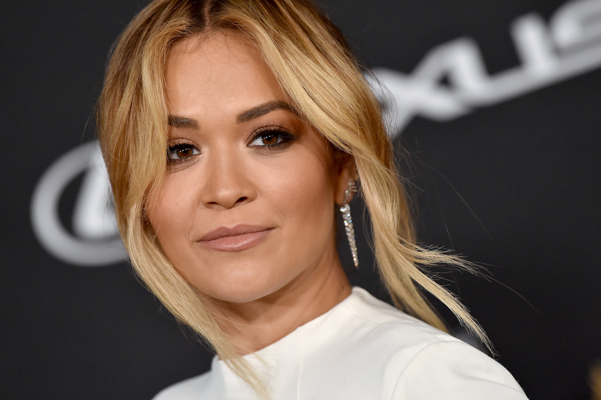 Who are the popular singers?